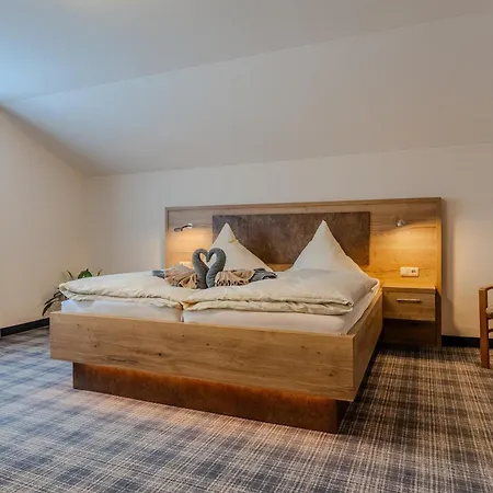 فندق Zur Aussicht 3*