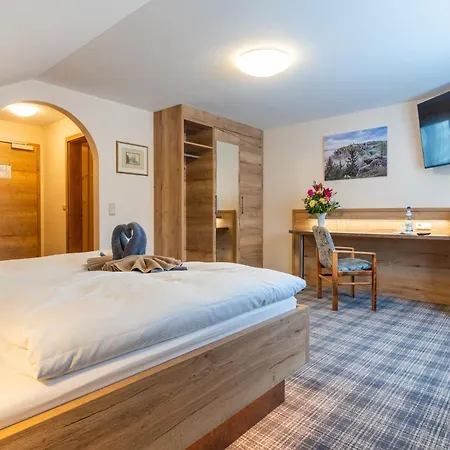 فندق Zur Aussicht 3*